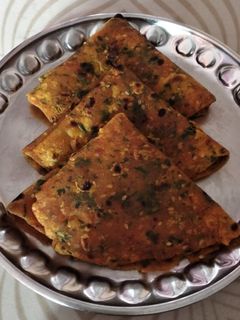 મેથી ની ભાજી ના થેપલા (Methi Bhaji Thepla Recipe In Gujarati) રેસીપી મુખ્ય ફોટો