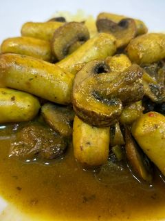 Una foto de Salchichas de pollo con champiñones al curry en Airfryer Cosori