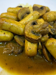 Una foto de Salchichas de pollo con champiñones al curry en Airfryer Cosori