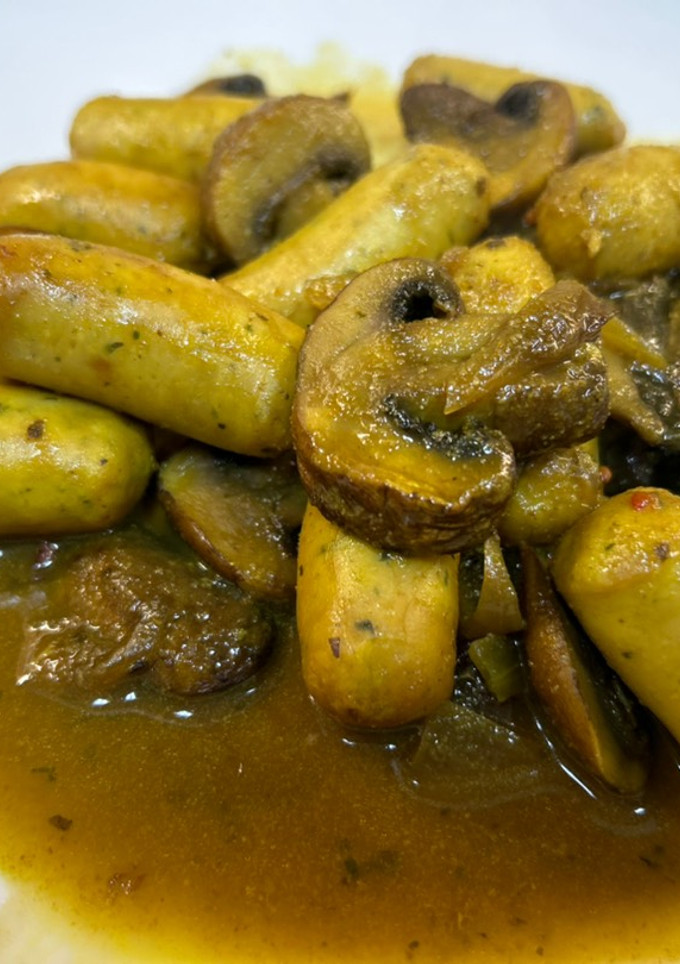 Una foto de Salchichas de pollo con champiñones al curry en Airfryer Cosori