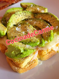 Una foto de Tosta de minitostas con queso, jamón y aguacate