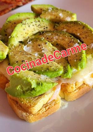 Una foto de Tosta de minitostas con queso, jamón y aguacate
