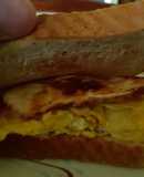 Sandwiche de pollo a la mostaza, huevo y queso