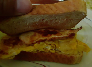 Una foto de Sandwiche de pollo a la mostaza, huevo y queso