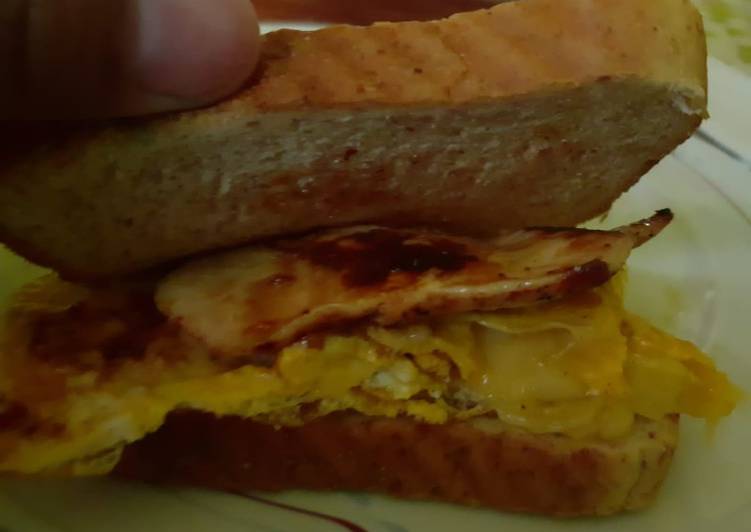 Sandwiche de pollo a la mostaza, huevo y queso Receta de Fer en la