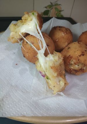 A picture of Potatoes cheese balls 😋😋😋.