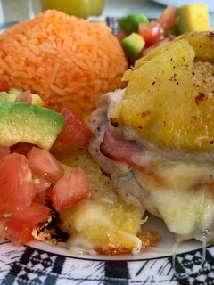 Una foto de Pollo 🐔 Hawaii 🍍💥 arroz con pimentón 👍