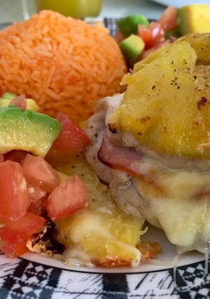 Una foto de Pollo 🐔 Hawaii 🍍💥 arroz con pimentón 👍
