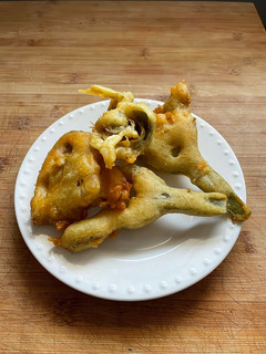 Una foto de Tempura de alcachofas