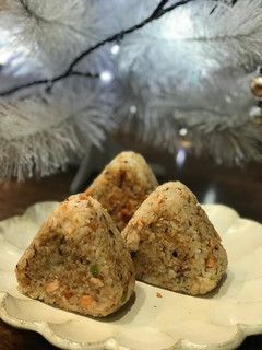 鮭魚三角飯糰 的食譜成品照片
