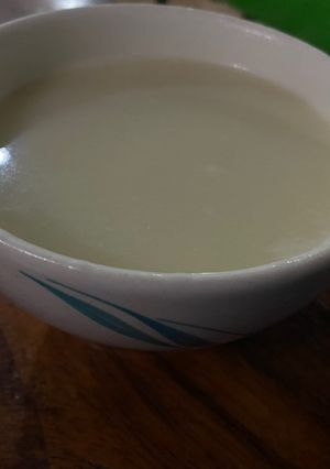 Una foto de Atole tlaxiahuatl (mejor conocido como atole con masa de maíz)