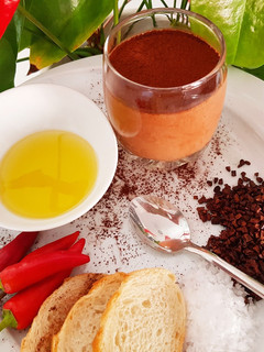 Una foto de Cremoso de chocolate con guindilla y grué de cacao 🔥🔥🔥