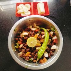 A picture of Kala chana masala chaat / Black chickpeas masala chaat.
