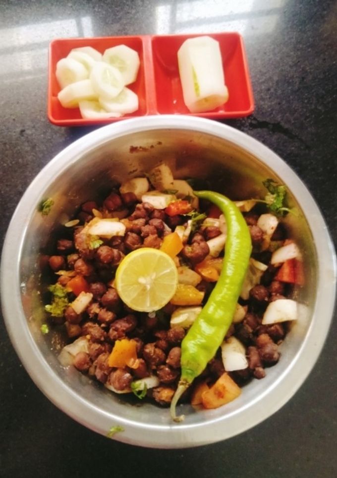 A picture of Kala chana masala chaat / Black chickpeas masala chaat.
