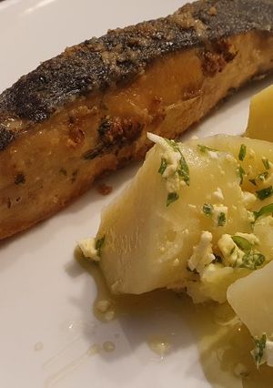 Una foto de Rodaballo frito con cachelos y vinagreta de huevo
