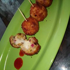 A picture of Potato cheese balls.