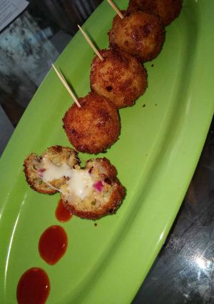 A picture of Potato cheese balls.