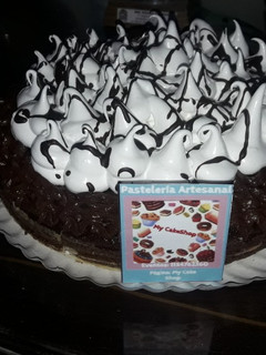 Una foto de Brownie de chocolate amargo con merengue