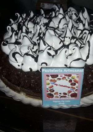 Una foto de Brownie de chocolate amargo con merengue