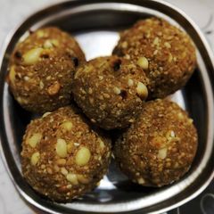 A picture of Til laddu.