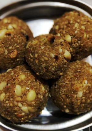 A picture of Til laddu.