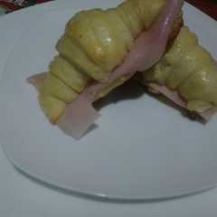 A picture of Medialunas caseras con jamón.
