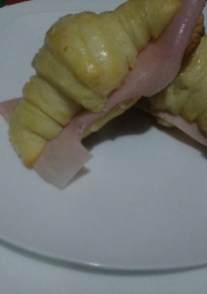 Una foto de Medialunas caseras con jamón