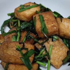 A picture of Braised tofu with chives.