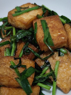 A picture of Braised tofu with chives.