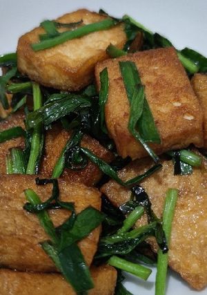 A picture of Braised tofu with chives.