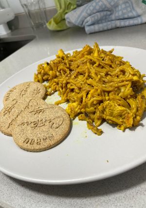 Una foto de Spaghettis fritos con pollo al curry