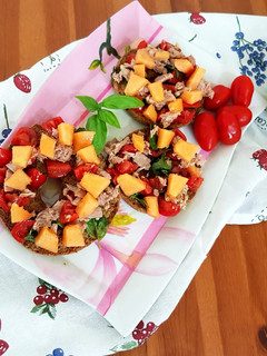 Foto di Friselle integrali con pomodori, tonno e melone