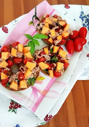 Foto di Friselle integrali con pomodori, tonno e melone