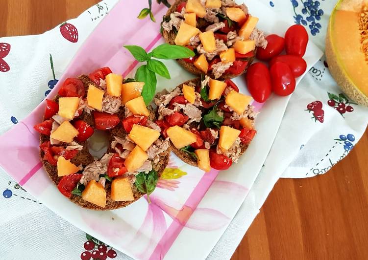 Friselle integrali con pomodori, tonno e melone