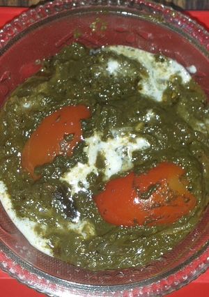 A picture of Palak tomato curry with cream.