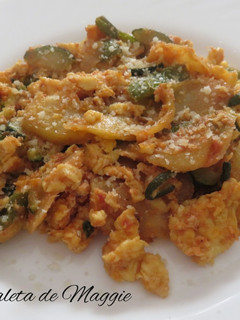 Una foto de Revuelto de calabacín, pimiento verde y patatas