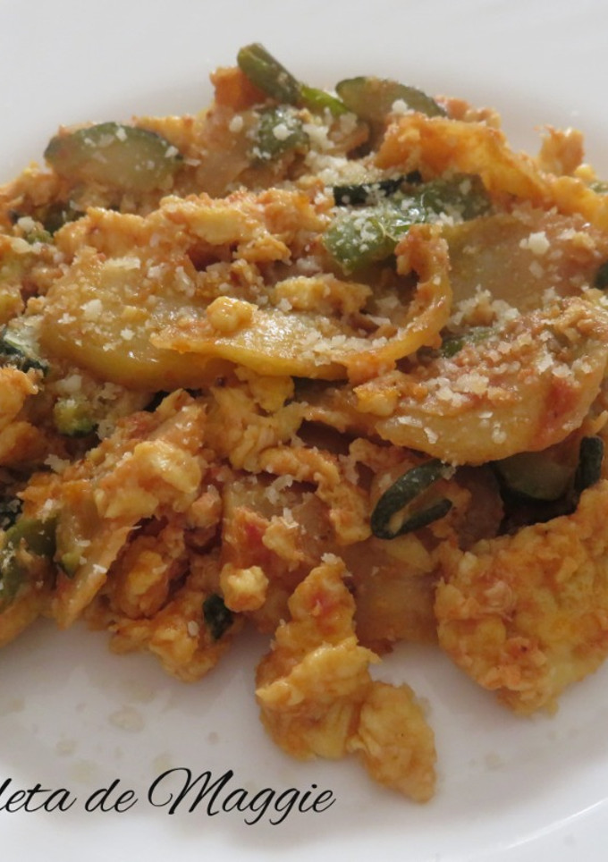 Una foto de Revuelto de calabacín, pimiento verde y patatas