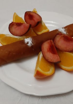 Une photo de Crêpes aux sucre accompagnée de fruits frais 🍴