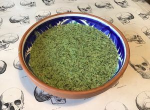 Une photo de Sauce verte aux fanes de radis et herbes aromatiques