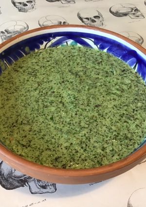Une photo de Sauce verte aux fanes de radis et herbes aromatiques