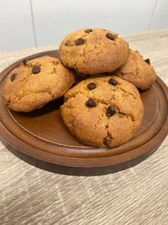 Una foto de Cookies de chips de chocolate en freidora de aire
