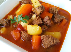 Gulyásleves házi csipetkével recept fotója
