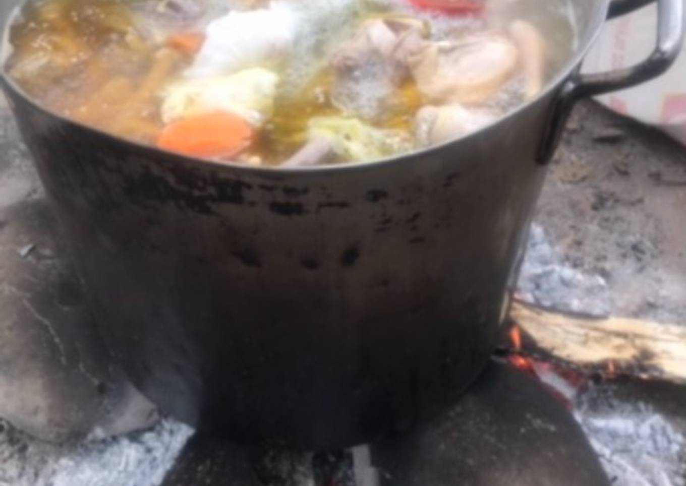 Auténtico sancocho colombiano de paseo de río