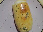 Una foto de pan ajo albahaca