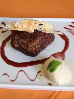 Una foto de Torrija de brioche al vino tinto con crujiente de queso y quenelle de helado de vainilla