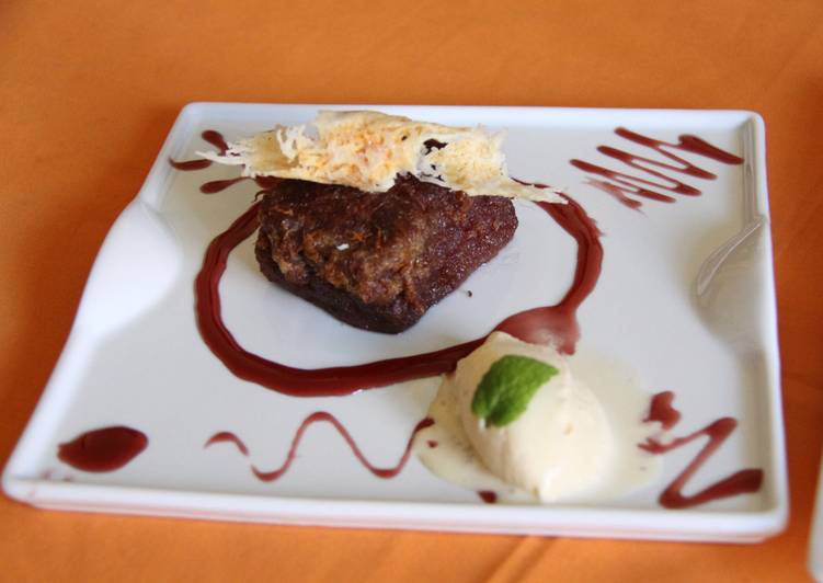 Torrija de brioche al vino tinto con crujiente de queso y quenelle de helado de vainilla