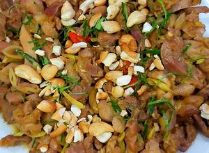 Hình của món Thịt đùi gà xào lăn.