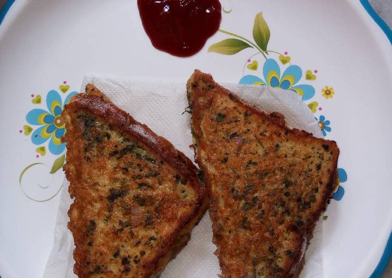 Cheesy egg sandwich with stuffing mint chutney