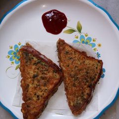 A picture of Cheesy egg sandwich with stuffing mint chutney.