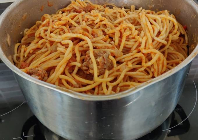 Espaguetis con chorizo, carne picada y salsa de tomate casera Receta de  Carlos- Cookpad
